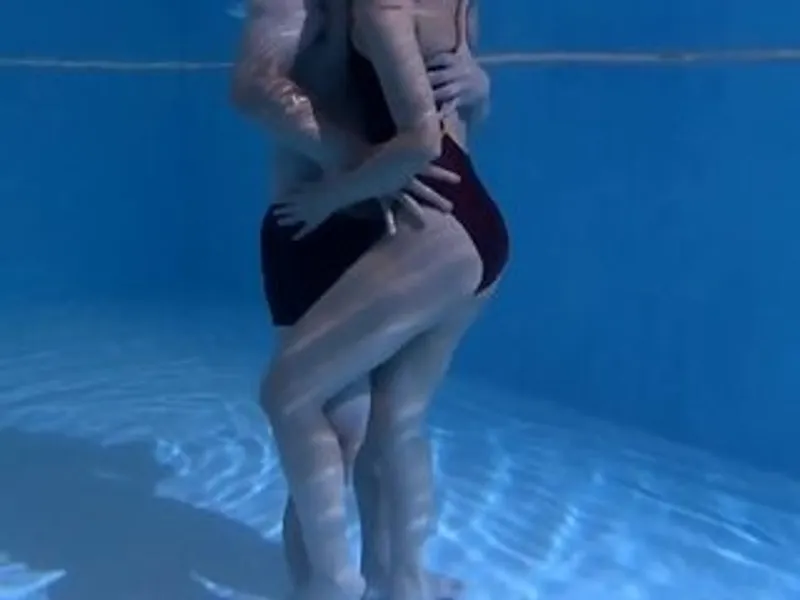 Gã chồng lạnh nhạt, bà xã vụng trộm với hlv dạy bơi